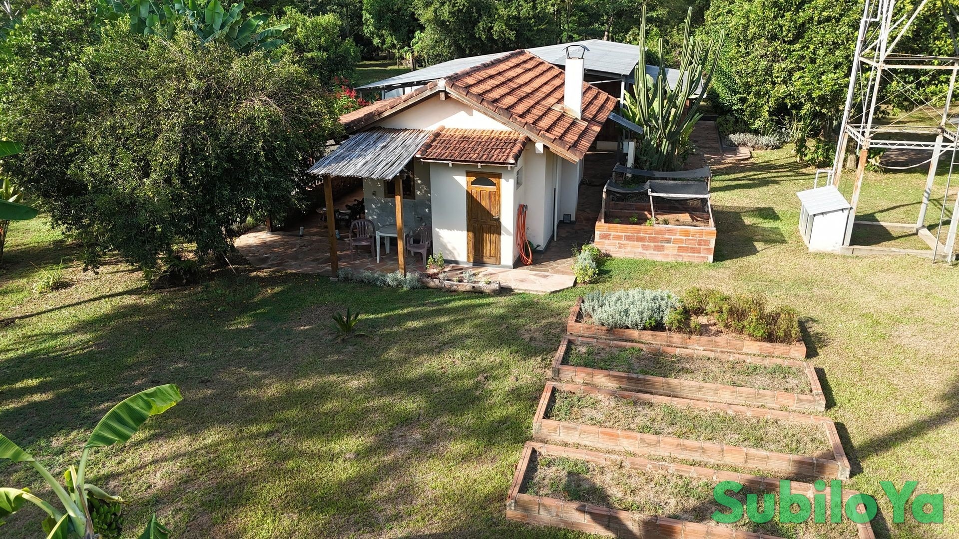 9,75 Hektar Grundstück mit kleinem Wohnhaus, Obstbäumen, Wald und Bach nahe Melgarejo Independencia